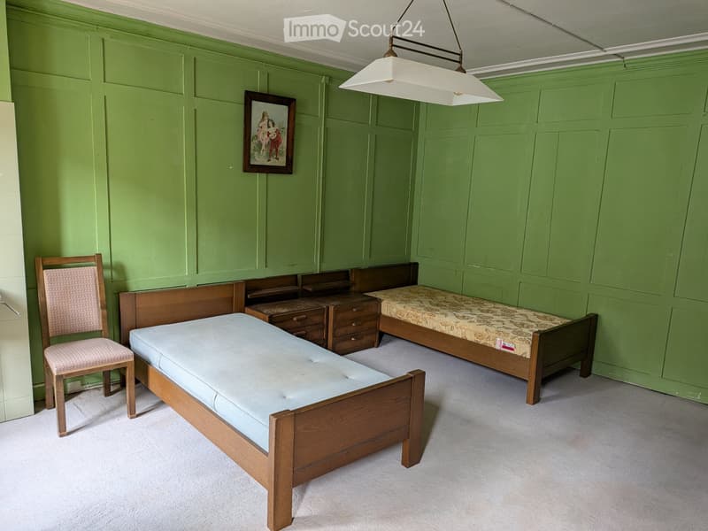 Grosszügiges Zimmer in historischen Gasthaus Diesbach (2)