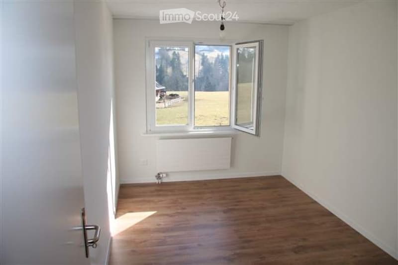 Moderne 4.5 Zi. Wohnung mit Gartensitzplatz, sonnige Lage (3)