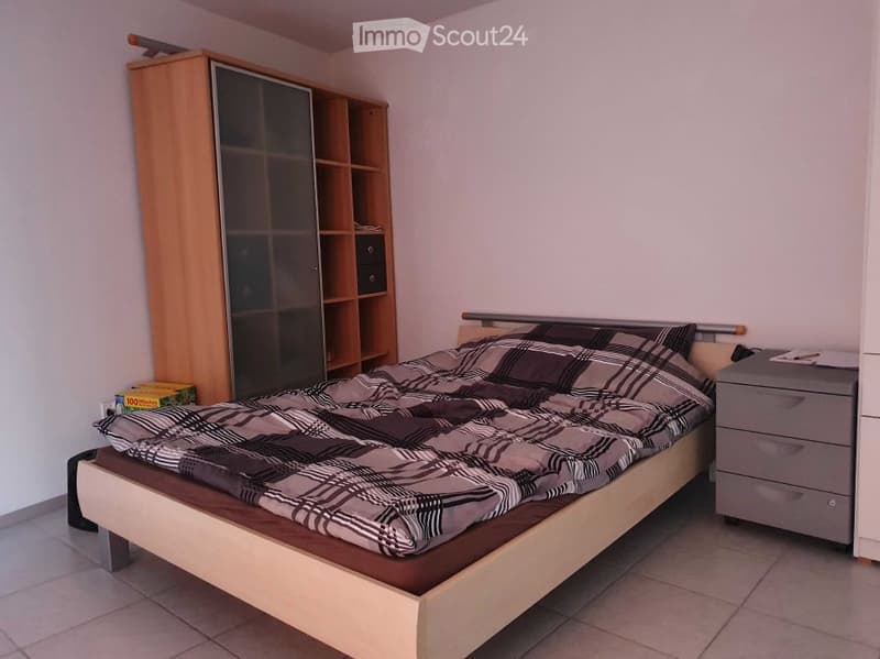 Zimmer mit Küchenzeile komplett möbliert (2)