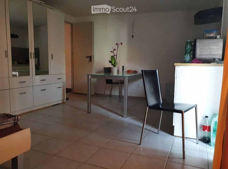 Zimmer mit Küchenzeile komplett möbliert (3)