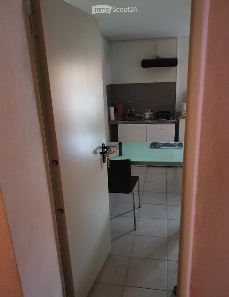 Zimmer mit Küchenzeile komplett möbliert (5)