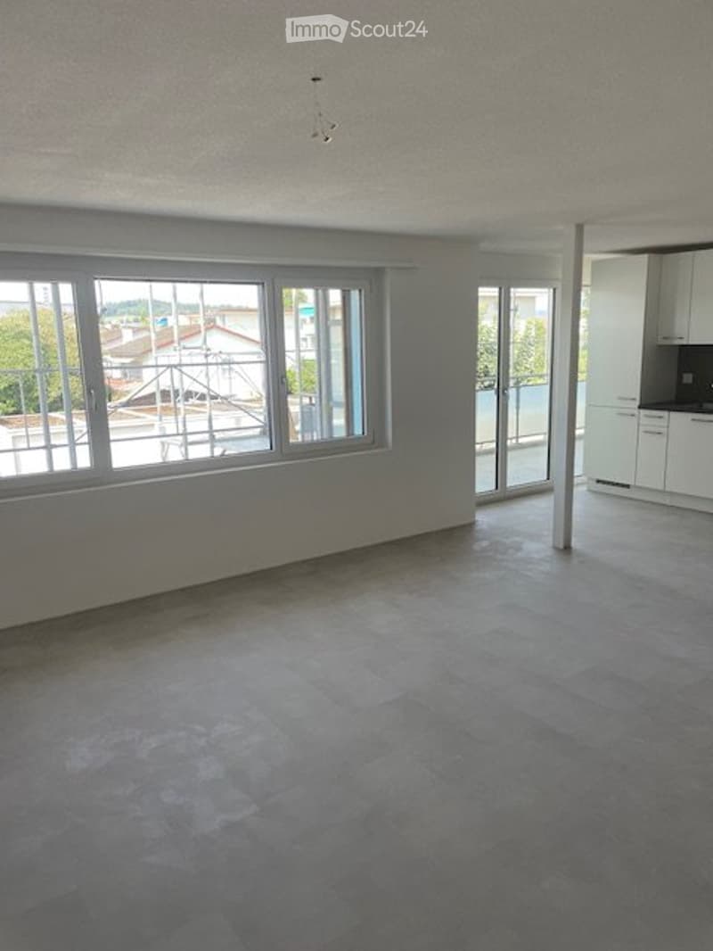 Erstvermietung nach Totalrenovation Wohnung mit Balkon (2)
