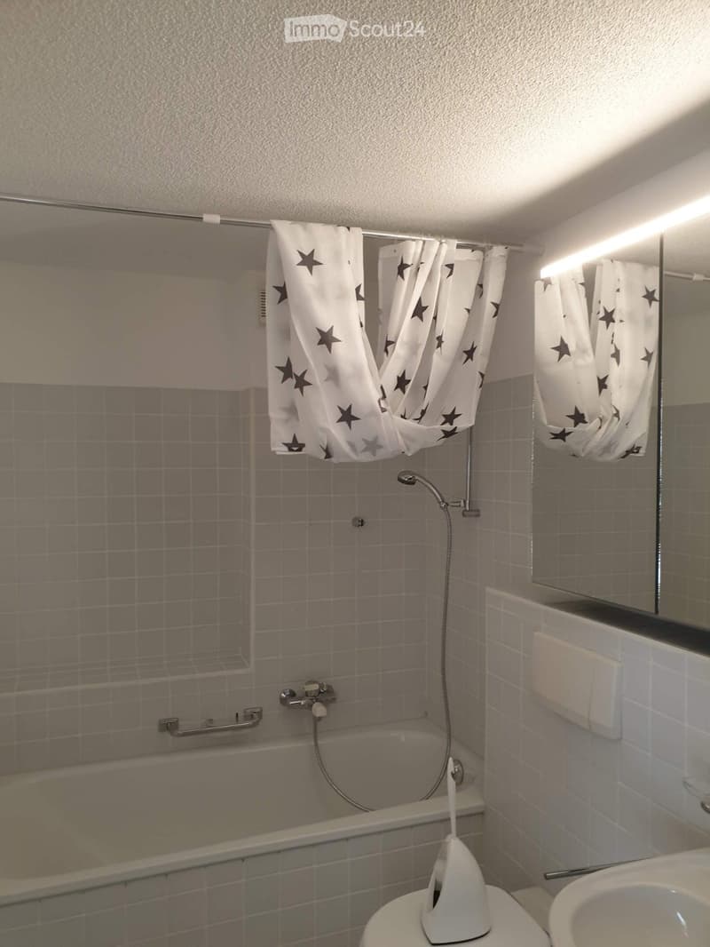 Grosszügige 2.5-Zimmer-Wohnung in Urnäsch Balkon, Bartheke (2)