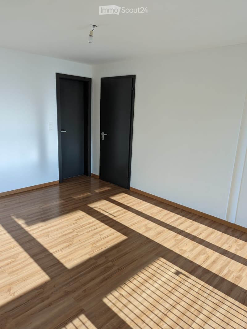 Grosszügige 2.5-Zimmer-Wohnung in Urnäsch Balkon, Bartheke (3)