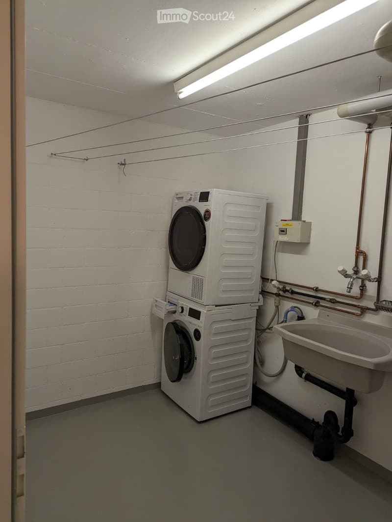 Grosszügige 2.5-Zimmer-Wohnung in Urnäsch Balkon, Bartheke (5)