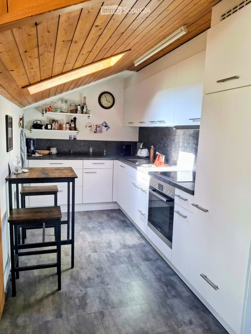 Charmante 3,5 Zimmer-Dachwohnung mit Blick auf die Berge (3)