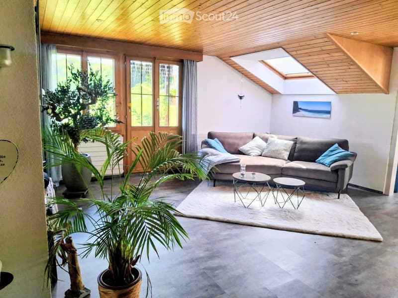 Charmante 3,5 Zimmer-Dachwohnung mit Blick auf die Berge (1)