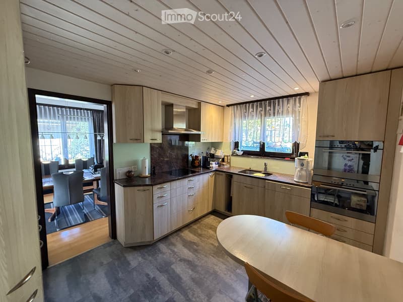 6 Zimmer Wohnung mit Balkon und Seesicht in Goldiwil o. Thun (2)