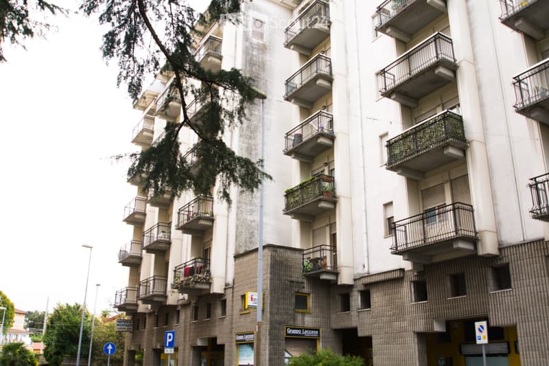 Geräumige, unmöblierte Wohnung im Zentrum von Luino. (1)