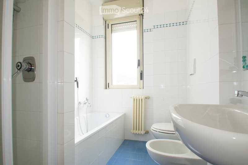 Geräumige, unmöblierte Wohnung im Zentrum von Luino. (5)