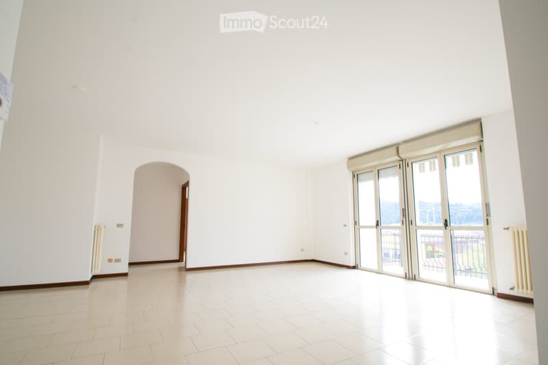 Geräumige, unmöblierte Wohnung im Zentrum von Luino. (2)