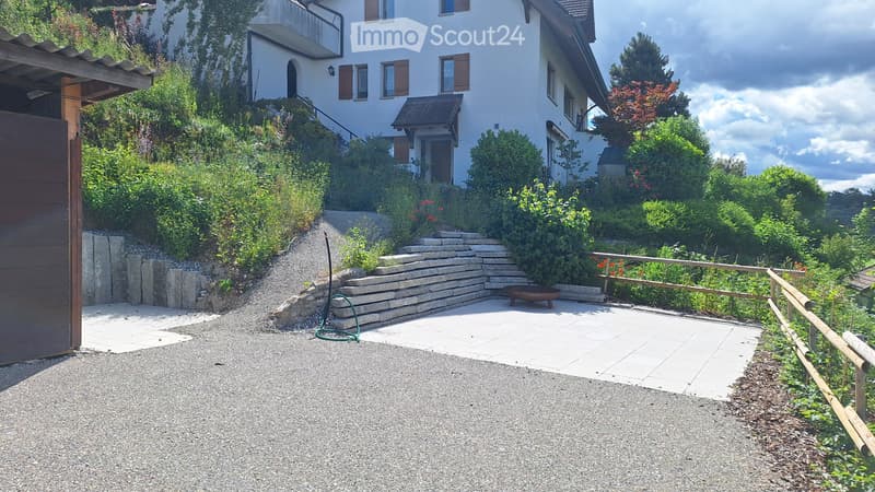 Einfamilienhaus an Hanglage mit über 1'000 m² Grundstück (2)