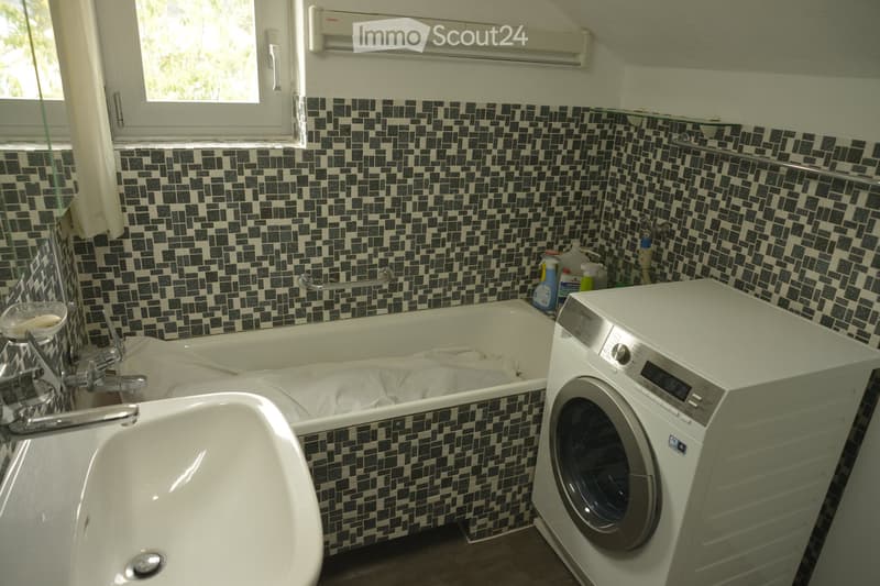 2.5 Zimmer Wohnung in 2 Familien Haus in ruhiger Lage. (4)