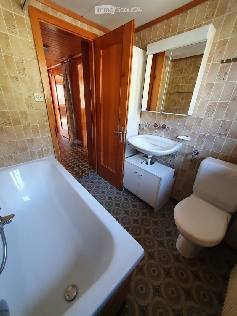 Zentral gelegene 3.5 Zi.- Wohnung mit Balkon zu vermieten (2)