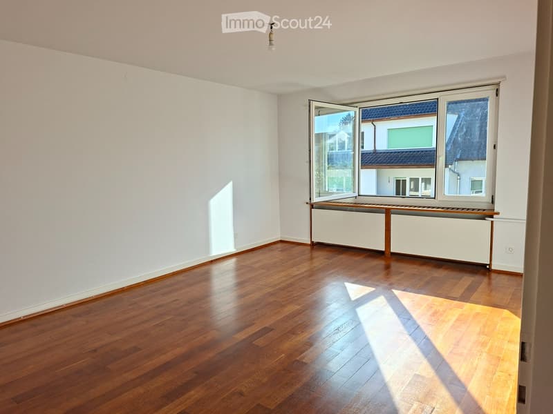 Grosse, charmante+zentrale 4.5-Zi-Whn mit Balkon/renov. (2)