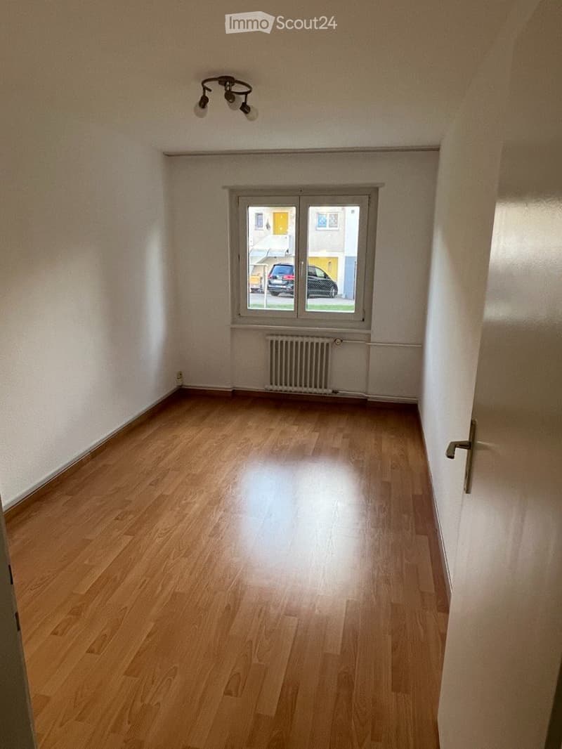 Helle 4.5-Zimmer-Wohnung mit sonnigem Balkon (4)