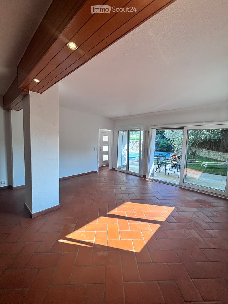 Casa unifamiliare di 210 m² con giardino e piscina. (2)