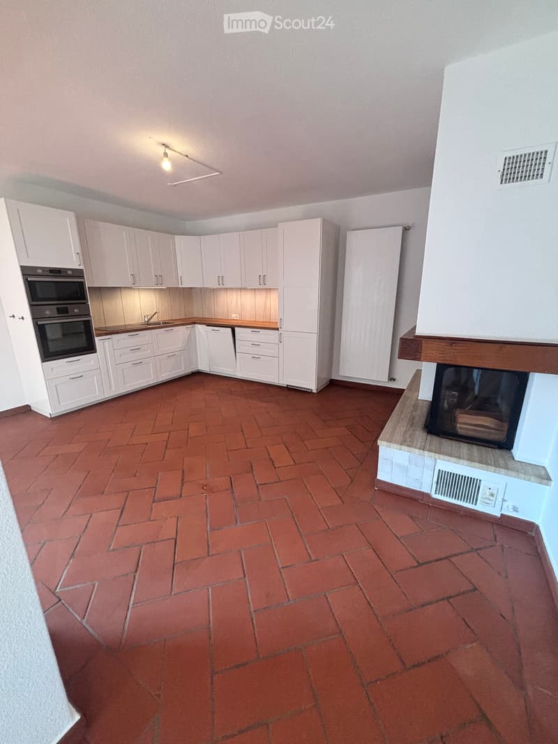 Casa unifamiliare di 210 m² con giardino e piscina. (4)