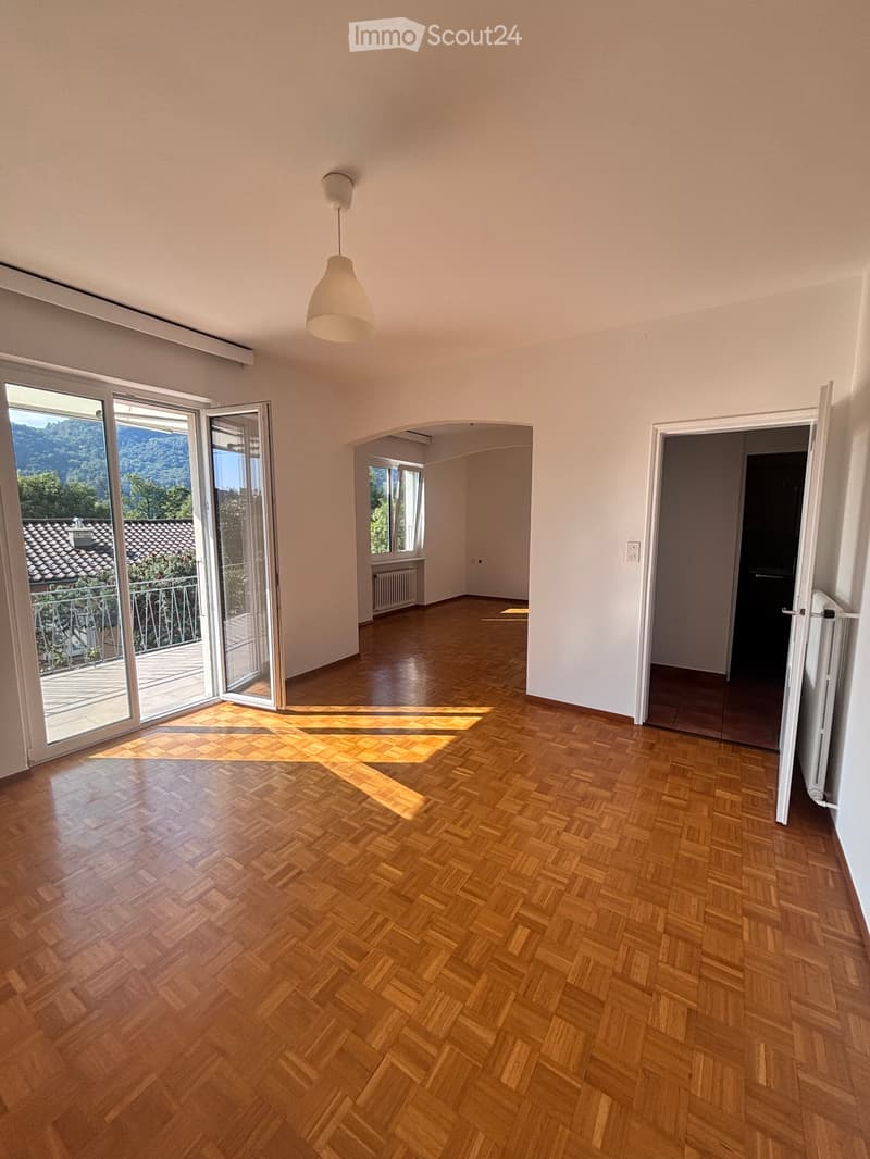Casa unifamiliare di 210 m² con giardino e piscina. (1)