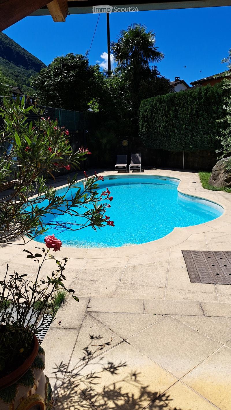 Casa unifamiliare di 210 m² con giardino e piscina. (5)