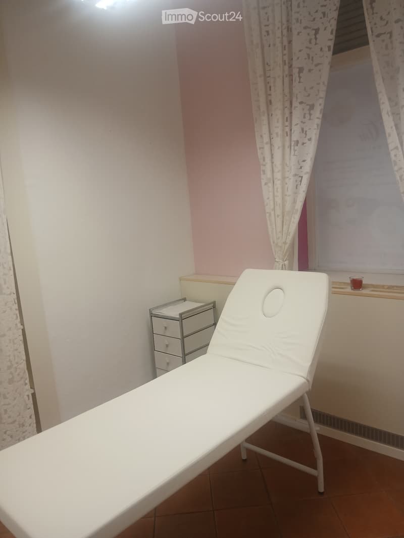 CABINA CON LETTINO E POSTAZIONI UNGHIE CIGLIA EXTENSIONS (5)