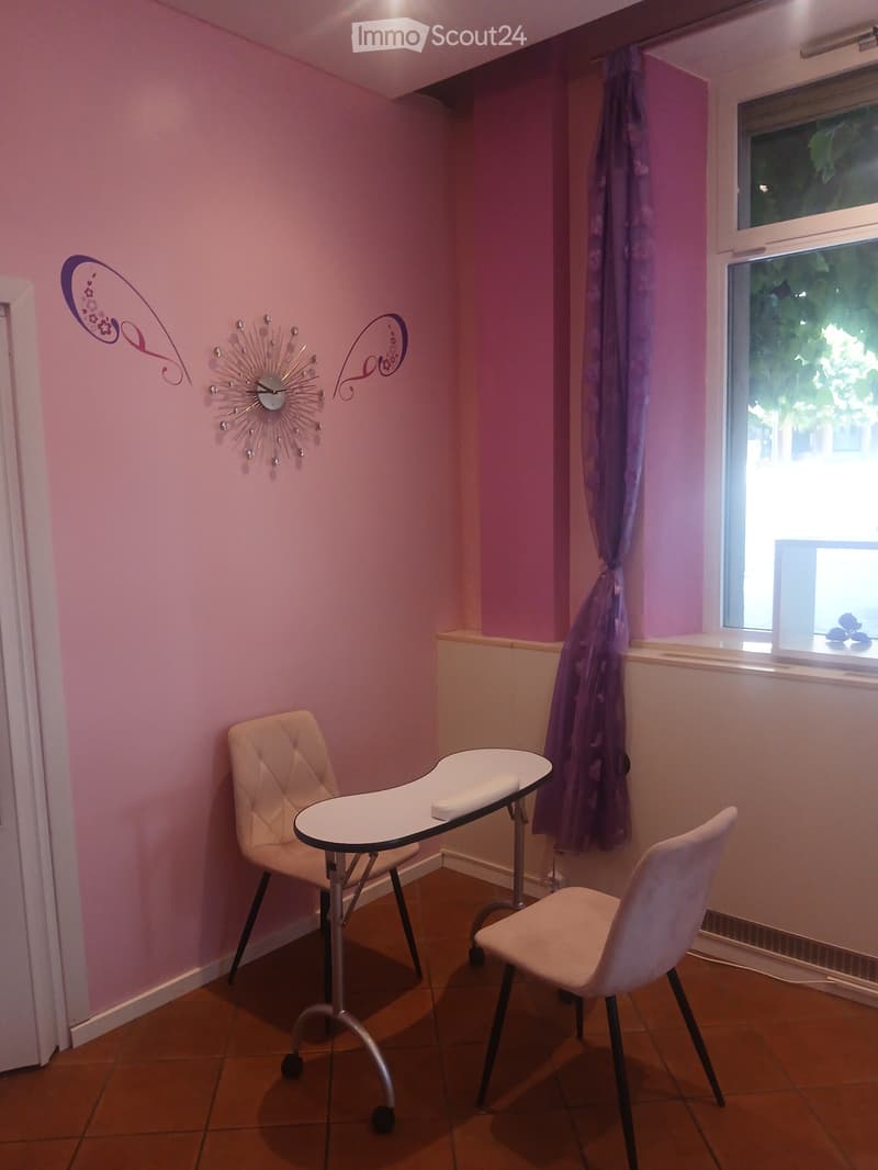 CABINA CON LETTINO E POSTAZIONI UNGHIE CIGLIA EXTENSIONS (4)