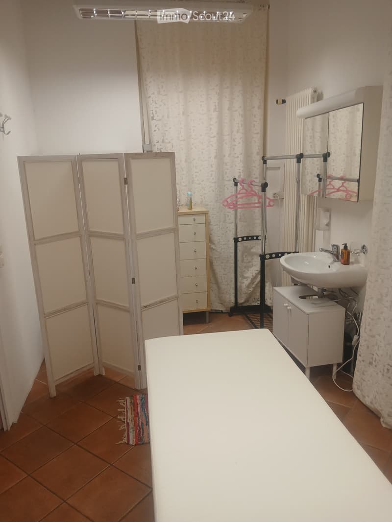 CABINA CON LETTINO E POSTAZIONI UNGHIE CIGLIA EXTENSIONS (2)
