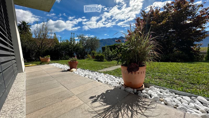 Appartamento con giardino e vista lago in villa bifamiliare (5)
