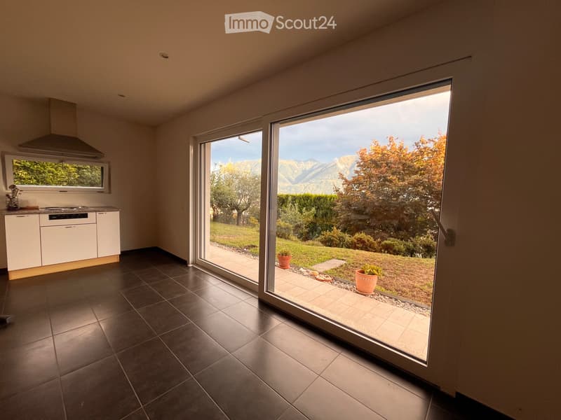 Appartamento con giardino e vista lago in villa bifamiliare (3)