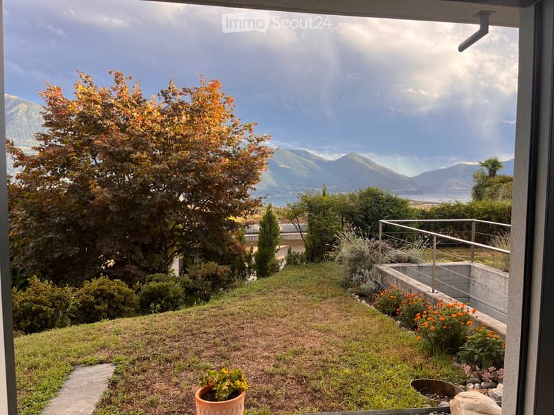 Appartamento con giardino e vista lago in villa bifamiliare (4)