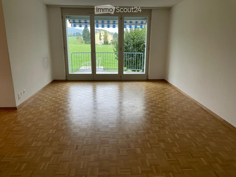 Grosszügige 3.5 Zimmer-Wohnung mit Blick in Grüne (2)