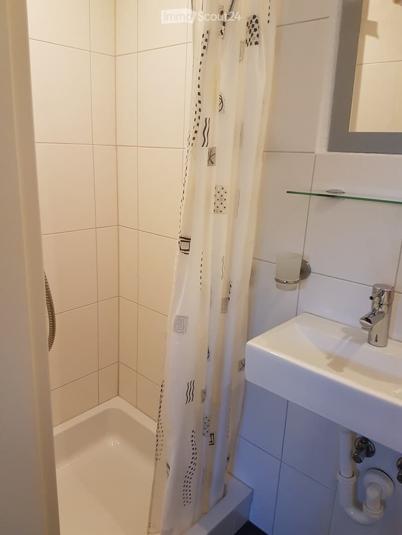 möbliertes Zimmer, (3)