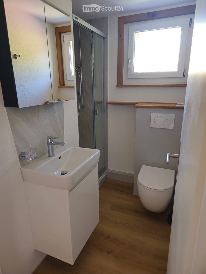 3 Zimmerwohnung mit brandneuen Böden, Küche und Badezimmer! (2)