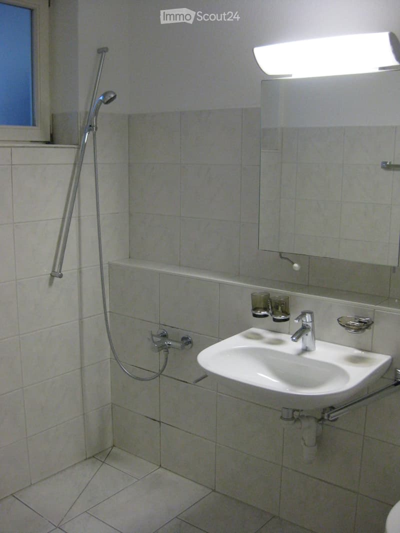 Vermiete 2.5 Zi. Wohnung (2)