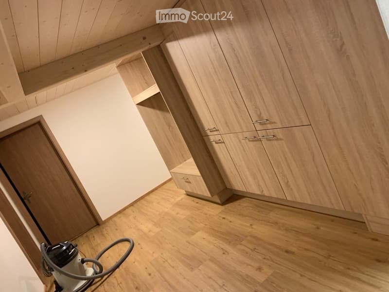 zu vermieten: 4.5-Zimmer-Wohnung, 2. OG (2)
