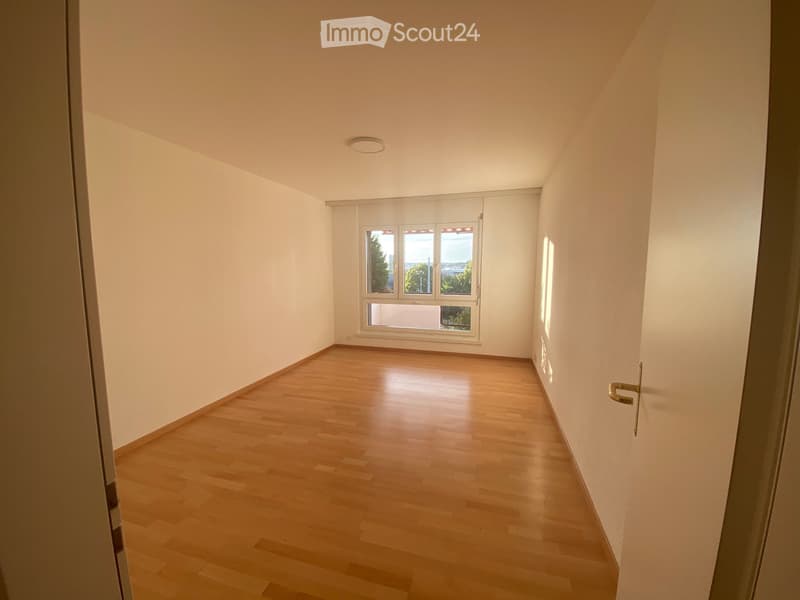 2.5 Zimmer Wohnung mit Lift, Balkon, Tiefgaragenparkplatz (2)