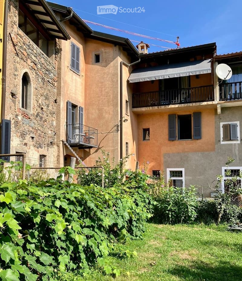 Cercasi subentrante casa di nucleo con giardino a Carona (1)