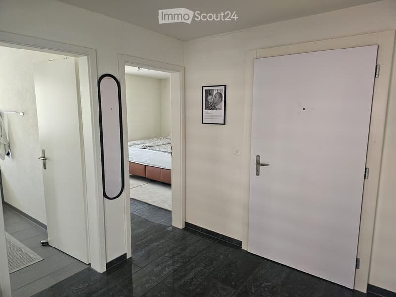 Moderne 2.5-Zimmer-Wohnung mit Balkon (3)