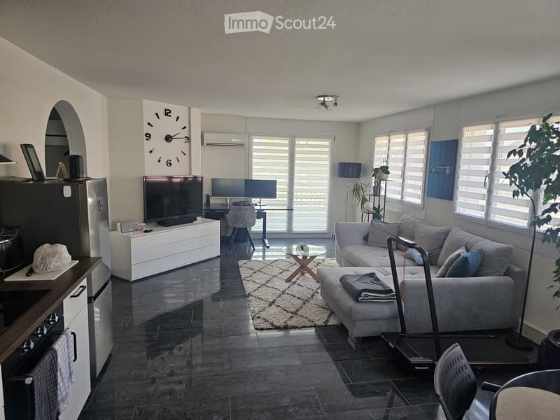 Moderne 2.5-Zimmer-Wohnung mit Balkon (2)