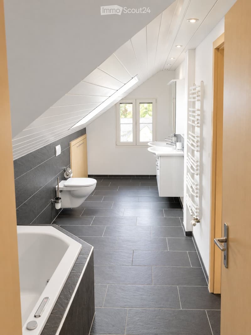 Helle 5-Zimmer-Dachwohnung mit Balkon auf dem Belpberg (2)