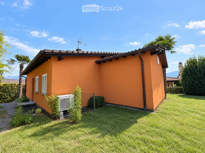 Pura, in locazione villetta unifamiliare con ampio giardino. (5)
