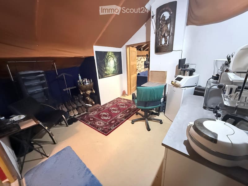 Voll möbliertes 1-Zimmer-Dachgeschoss-Atelier in Bülach. (4)