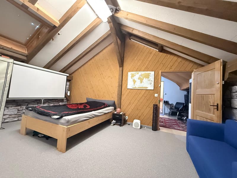 Voll möbliertes 1-Zimmer-Dachgeschoss-Atelier in Bülach. (1)