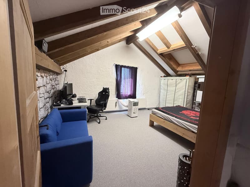 Voll möbliertes 1-Zimmer-Dachgeschoss-Atelier in Bülach. (2)
