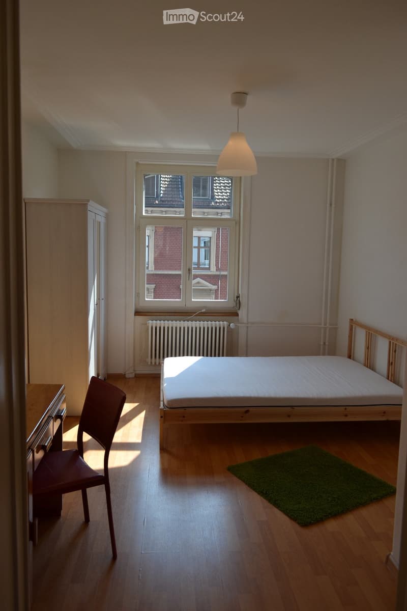 Ab sofort möbliertes WG-Zimmer mit schöner Aussicht (1)