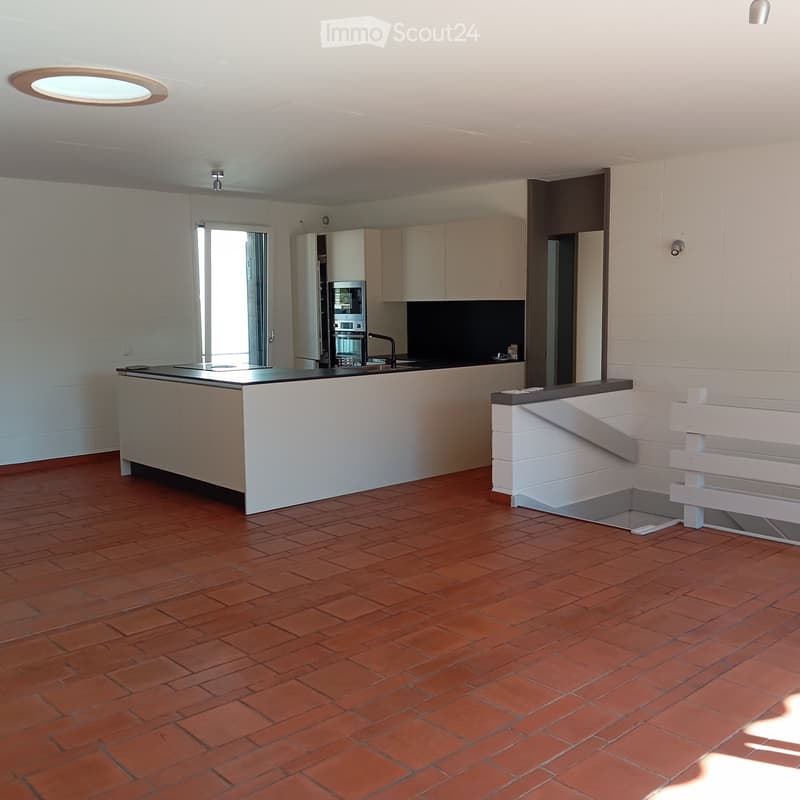 RESIDENZA CON VISTA LAGO, GIARDINO PRIVATO E TRE POSTEGGI (4)