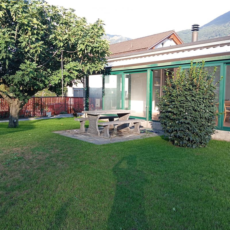 RESIDENZA CON VISTA LAGO, GIARDINO PRIVATO E TRE POSTEGGI (2)