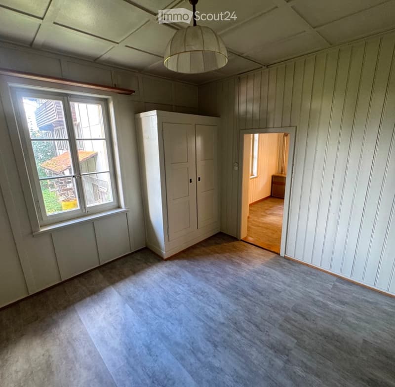 einfache Altbauwohnung mit charaktervollen Holzverkleidungen (3)