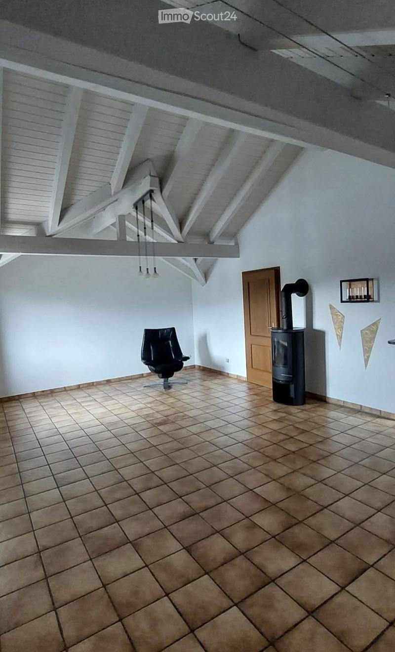 Sehr grosse Dachwohnung, Hausteil zu vermieten (1)