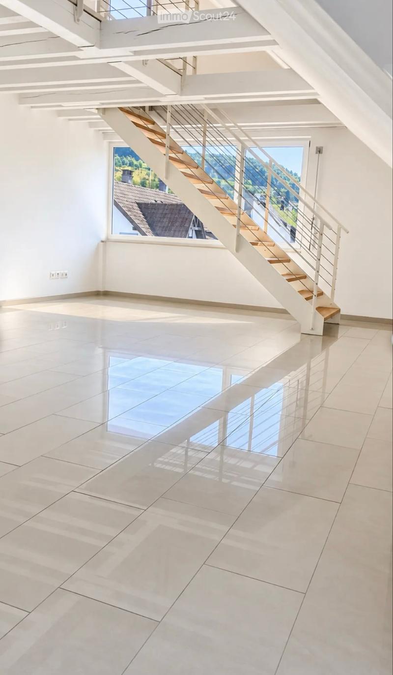 Lichtdurchflutete 2.5-Zimmer-Dachwohnung mit Galerie (2)